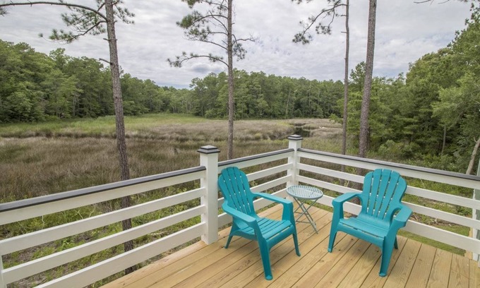 Minnesott Beach Cottage | Experience Reelin In The Years: Rustic Elegance Awaits
