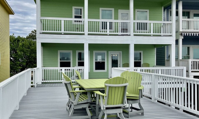 Elmaton House | Reeling Em Inn: Riverside Retreat with Boat Slip Access