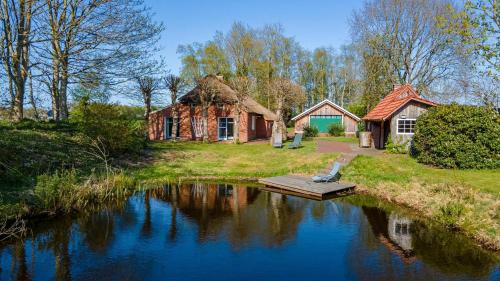 Sudbrookmerland House | Cozy Reetdach Ostfriesenhaus with Oceanfront Views