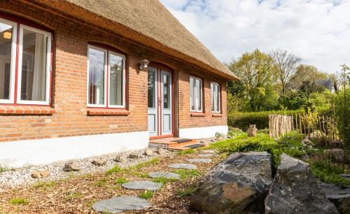 Ekenis House | Charming Reetdachkate Ekenis: Pet and Child Friendly Retreat