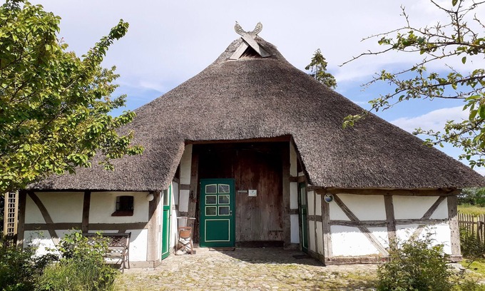 Klocksdorf House | Reetdachkate: Idyllic Holiday Home on Lake Röggelin