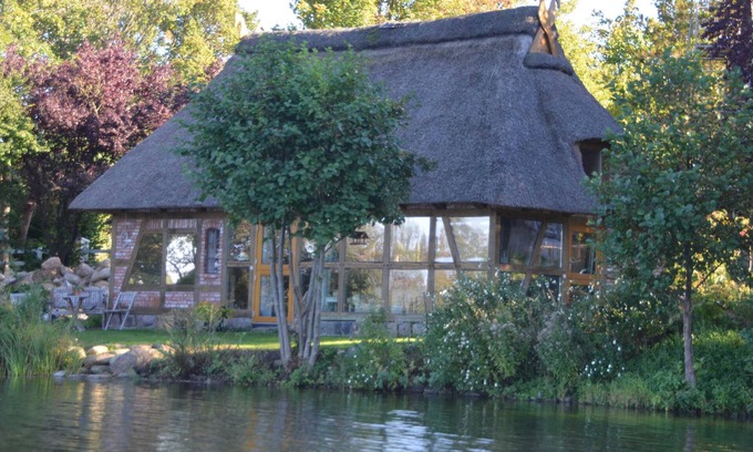 Grebin House | Idyllic Reetdachkate on Schierensee - Top-Rated Getaway