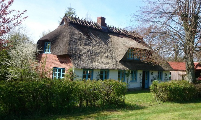 Niesgrau House | Guest Rated 10/10 at Reetdachkate Seaside with Ocean View
