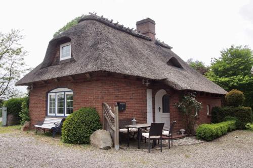 Dorphof House | Inviting Reetdachkaten in Schuby, Ostsee - Family Friendly Stay