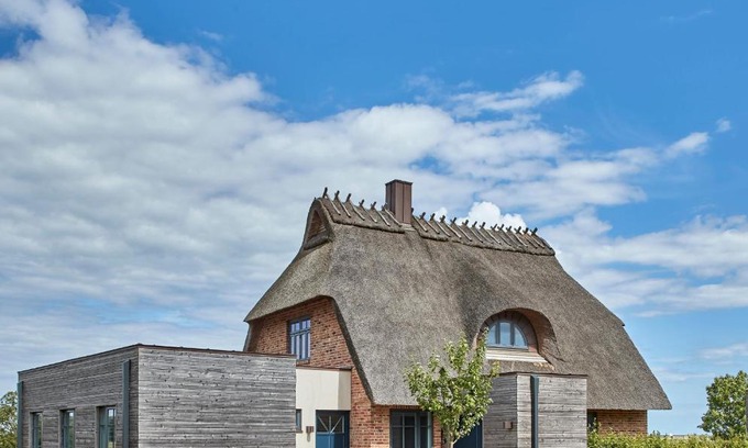 Nieby House | Elegant Reetdorf Geltinger Birk Atelierhaus for Families