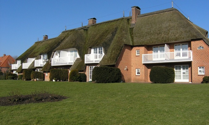 Busumer Deichhausen Apartment | Cozy Reethaus Hus to Wurth: Steps from the Beach