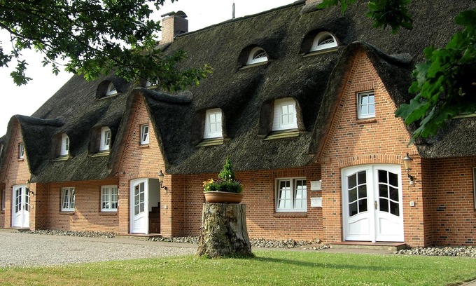 Busumer Deichhausen Apartment | Beachside Retreat: Reethaus Seeschlößchen, Pet Friendly Stay