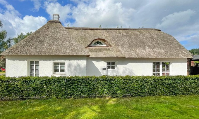 Lehe House | Discover Reethus Rosengarten: Pet-Friendly & Family Welcoming