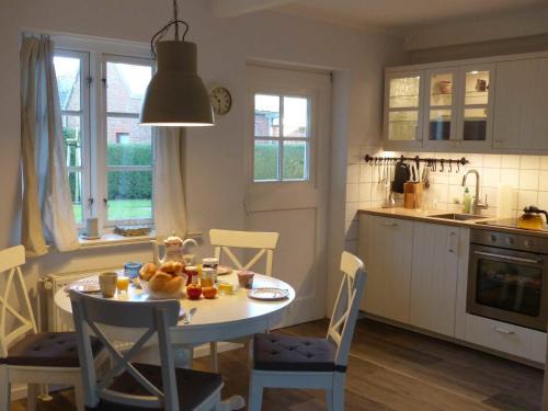 Alkersum Apartment | Reetkehlchen: Family-Friendly and Pet-Friendly Retreat