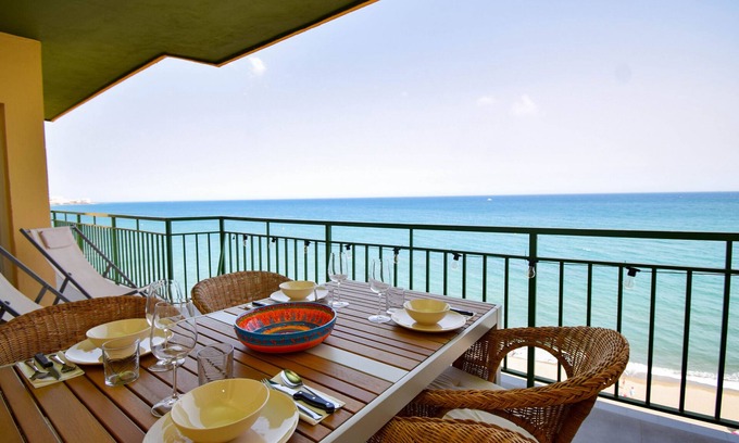 Torreblanca Apartment | Beachfront 2 Bedroom Apartment with Spectacular Sea Views