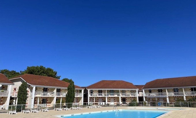 Le Verdon-sur-Mer Apartment | Cozy Retreat: Apartment with Pool and Oceanfront Views