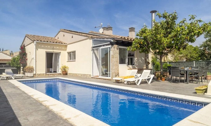 L'Escala House | Cozy Teranyina House with Private Pool for Families