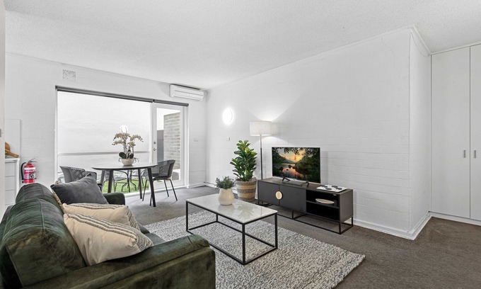 Parkville Apartment | Elegant 1-Bed Apartment with Garden Access & Spa Amenities