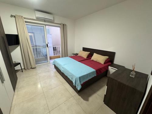 Tower Road Apartment | Refined beachfront apartment