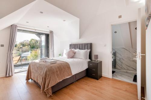 Coulsdon West Apartment | Stylish Three Bedroom Flat with Hot Tub in Coulsdon CR5