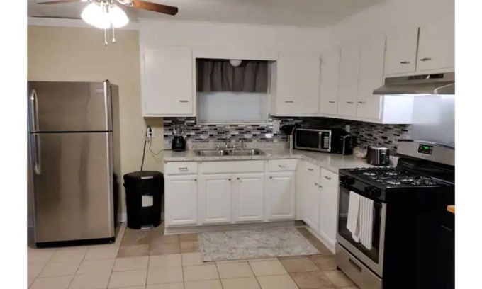 Lakeview  Jefferson County House | Convenient Hotel Near Refinery with Breakfast Included