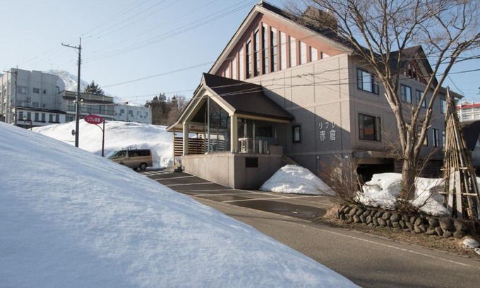 Akakura Onsen Hotel | Experience Comfort at Refre Hotel with Hot Tub & Breakfast