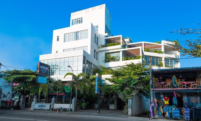 Nalagasdeniya Hotel | Beachfront Relaxation at Refresh Hotel Hikkaduwa