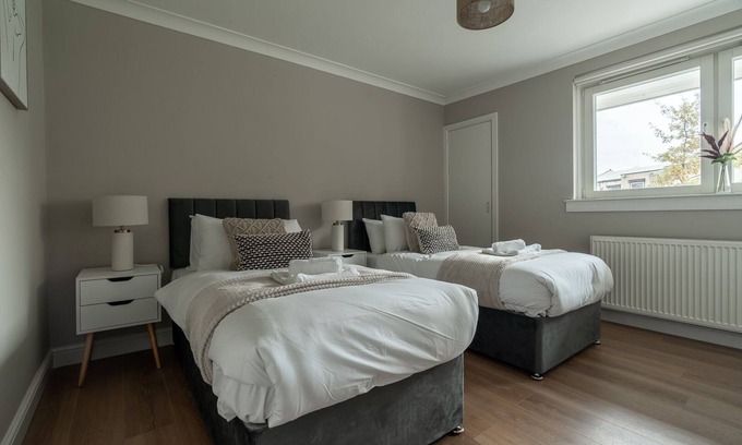 Glasgow Apartment | Inviting Apartment with Kitchen in South Glasgow