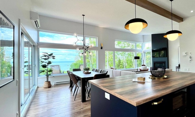 Les Eboulements Ski Chalet | Refuge 1: River View Retreat with Spa & Sauna Amenities