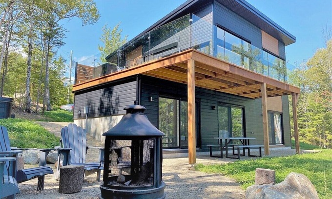 Les Eboulements Ski Chalet | Refuge 2: River View Retreat with Spa & Family Amenities