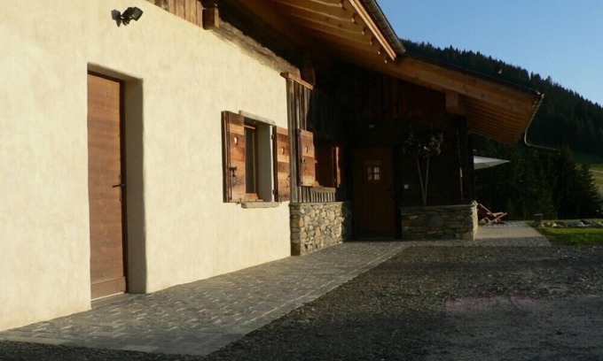 Notre-Dame-de-Bellecombe House | Family-Friendly Refuge DES Ptits Loups with Kitchen & Breakfast