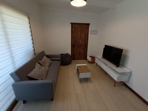 Llifen House | Cozy Refugio las Quemas: Pet-Friendly Getaway with Hot Tub