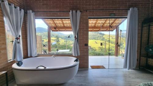 Socorro Cabin | Pet-Friendly Refugio Piemonte Chalés with Hot Tub Access