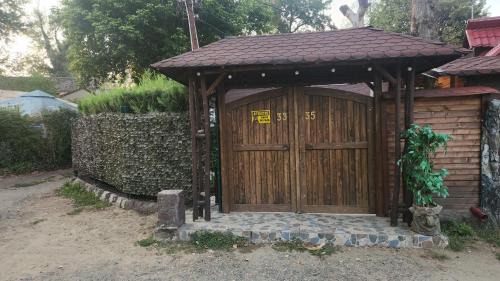 Arad House | Budget-Friendly Retreat at Refugiul Rustic with Hot Tub