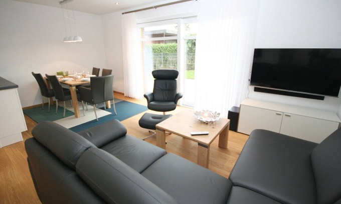 Groemitz House | Ideal Stay at Refugium Mittelweg: Oceanfront & Free WiFi