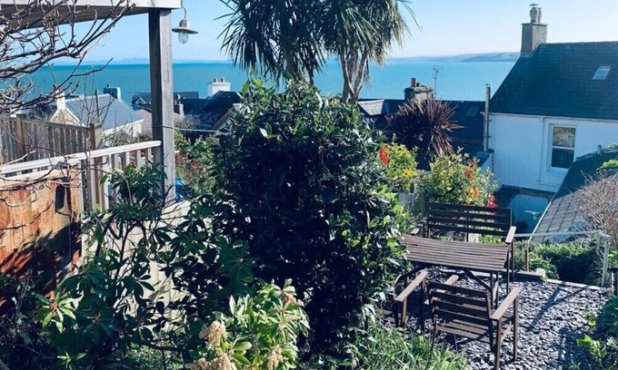 New Quay House | Cozy Cottage with Sea Views, Pet-Friendly and Near the Beach