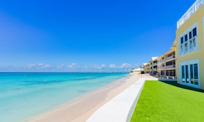 Seven Mile Beach Condo | Experience Regal Beach Club 421: Family-Friendly Condo with Ocean View