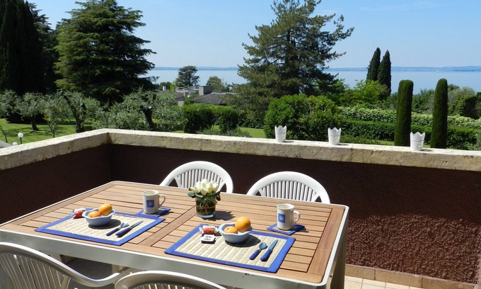 Cisano Apartment | Regarda Blue View 1: Lakeside Retreat with Pool & Spa