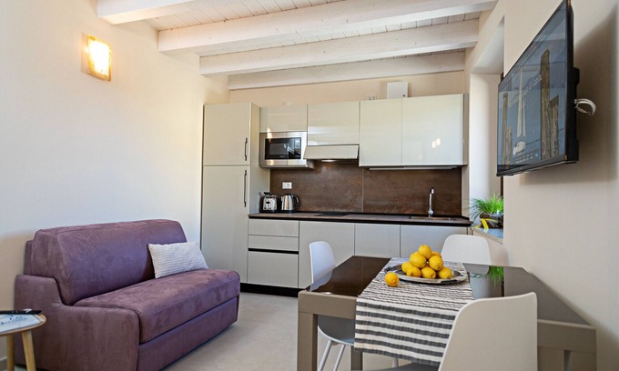 Pacengo Apartment | Modern Regarda Apartment with Rooftop Terrace & Spa Access