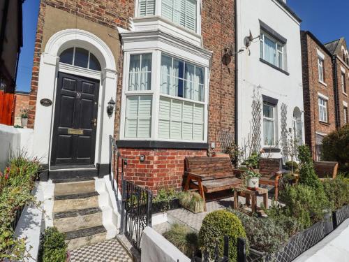 West Cliff House | Regatta House: Guest Rated 9.8 with Pet-Friendly Comfort
