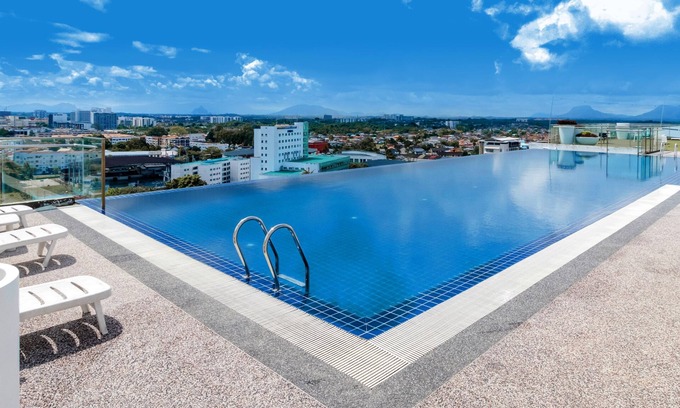 Batu Lintang Hotel | Comfortable Regatta Suites with Pool and Family-Friendly Dining