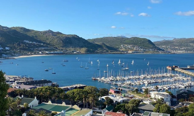 Simon's Town House | Indulge at Regatta View - Simon's Town: 10/10 Rating & Hot Tub