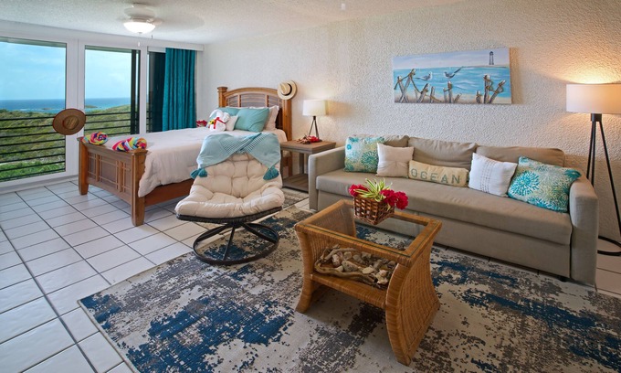 Bolongo Bay Condo | Regatta’s Island Time Getaway: Oceanfront Pool Retreat