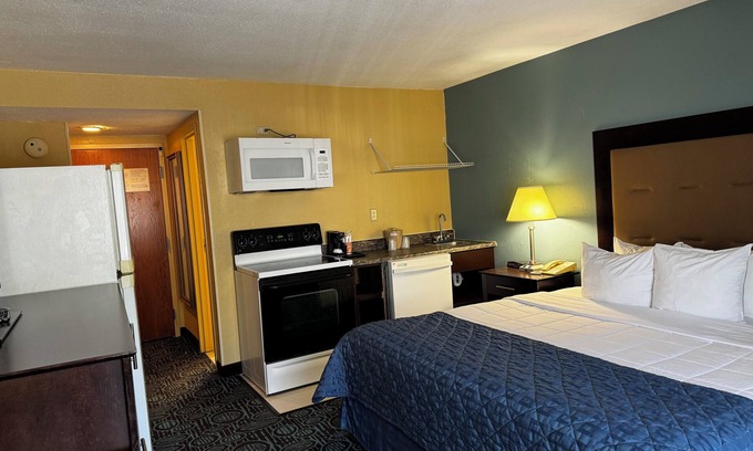 New London Hotel | Regency Inn and Suites - Non Smoking Double Bed with Kitchen