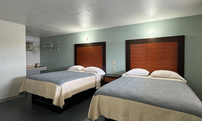 Bald Knob Hotel | Comfortable Regency Inn Bald Knob with Kitchen & Breakfast