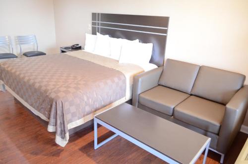 Humble Hotel | Accessible Comfort at Regency Inn Humble IAH - Intercontinental