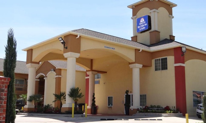 Baytown Hotel | Relax at Regency Inn & Suites with Oceanfront Views