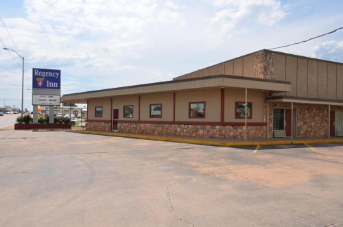 Chickasha Hotel | Pet-Friendly Stay at Regency Inn with Great Guest Ratings