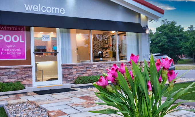 Eddyville Hotel | Inviting Regency Inn: Pool, Restaurant & Breakfast Included