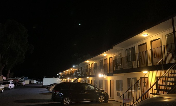 Lakeport Hotel | Regency Inn: Family-Friendly Stay with Pool and Dining
