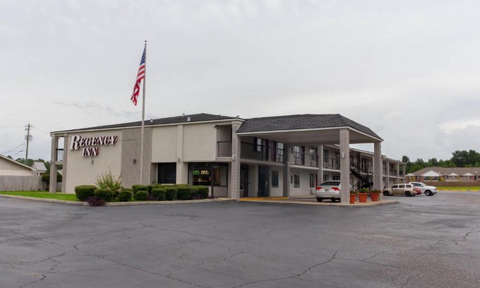 Monroeville Hotel | Budget-Friendly Regency Inn: Pet & Child Friendly Stay