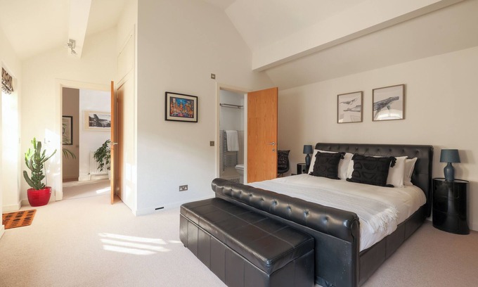 Brighton City Centre House | Regency Stables: Oceanfront Retreat with Pet-Friendly Perks
