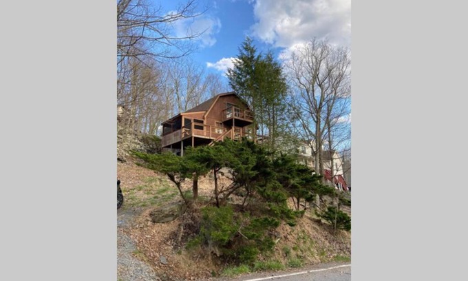 Bushkill Ski Chalet | Regent Hilltop Cabin