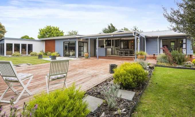 Martinborough House | Pet-Friendly Regent Retreat – Family Oasis in Martinborough