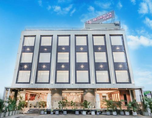 Bhopal Hotel | Discover Regenta Place Bhopal: Poolside Retreat Awaits